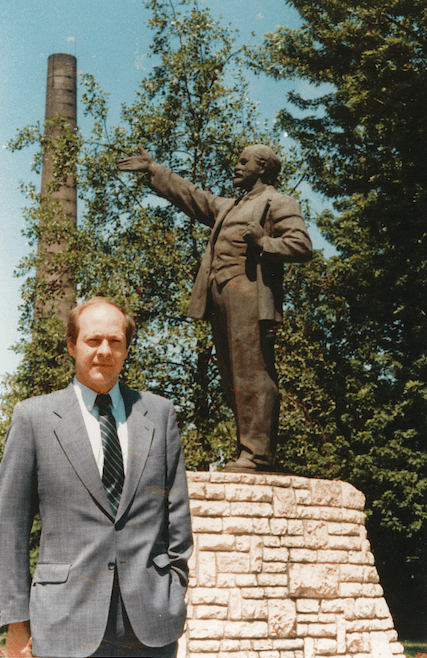 Jacques Rupnik devant la statue de Lénine (Roumanie 1988)