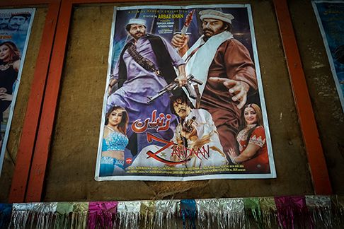 Affiche d'un film pachtoune dans un cinéma de Karachi. A l'instar de son homologue pendjabi, le cinéma pachtoune accorde une place centrale à la vendetta et aux figures de justiciers hors-la-loi.