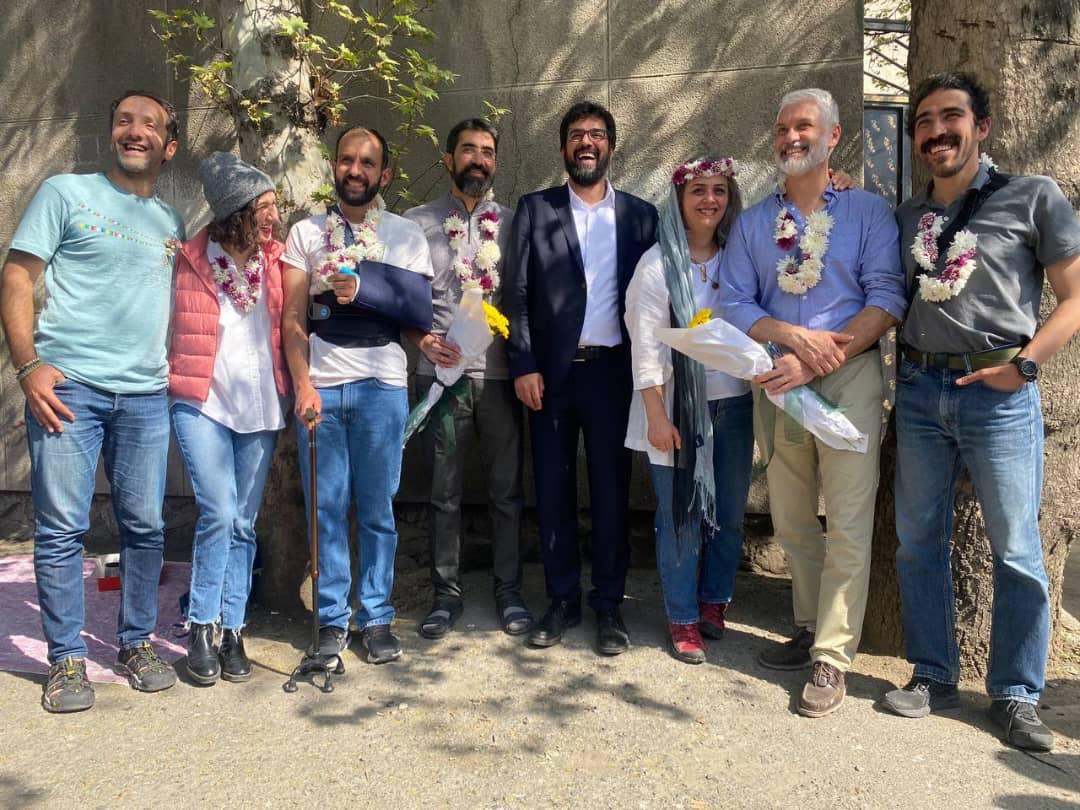 Graciés, les détenus de l'ONG environnementaliste entourent leur avocat - en noir, au milieu de la photo - le jour de leur libération, le 9 avril 2024. Niloufar est en rose.