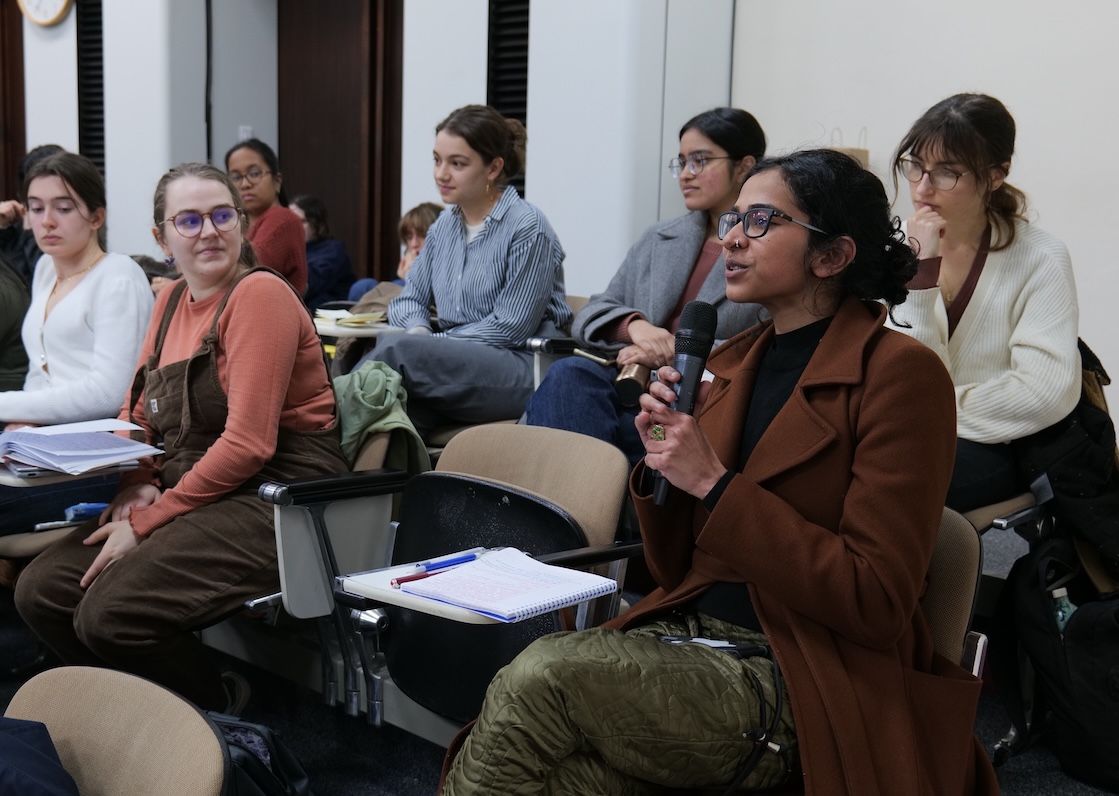 Une étudiante prend la parole lors d'une conférence de Bina Agarwal.