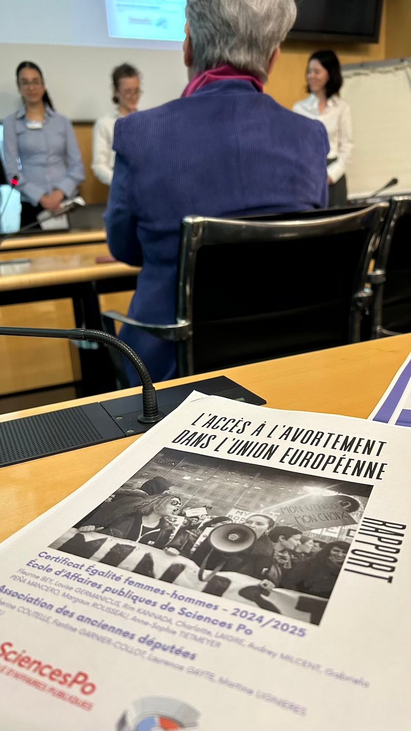 Des étudiantes du Certificat égalité présentent leur rapport sur l'IVG en Europe à l'Assemblée nationale.