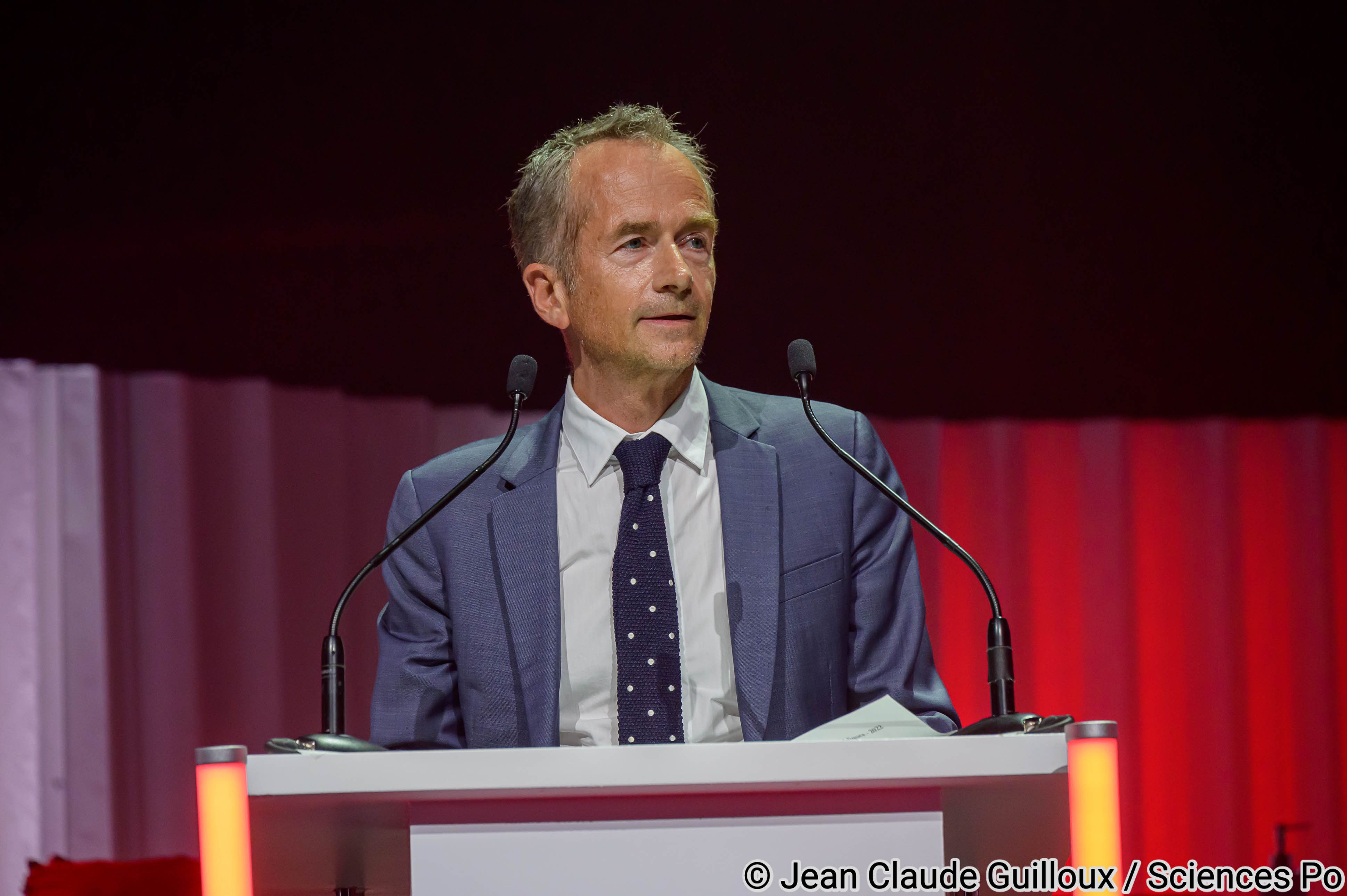 Philippe Martin speaking at graduation ceremony