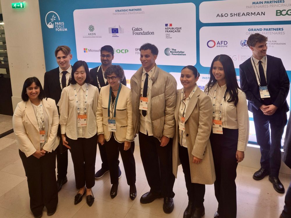 PSIA students taking pictures with Arancha Gonzáles, PSIA Dean.