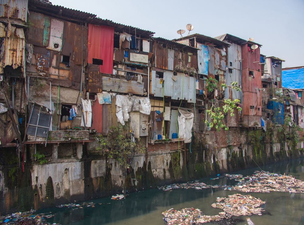 Les bidonvilles de Dharavi sur les rives d'une rivière, Mumbai.