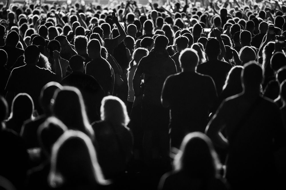 Foule de gens devant la scène durant un concert.