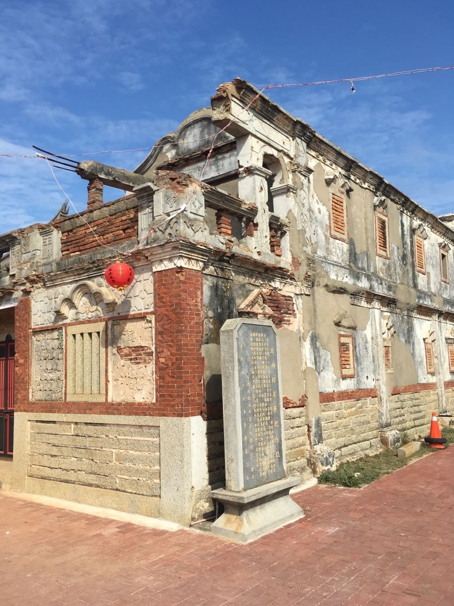Maison combinant des éléments architecturaux typiques du Fujian du Sud et de style occidental à Beishan, Kinmen. Les murs portent des impacts de balles tirées par les communistes lors de leur tentative d’invasion en octobre 1949. 14 décembre 2017.