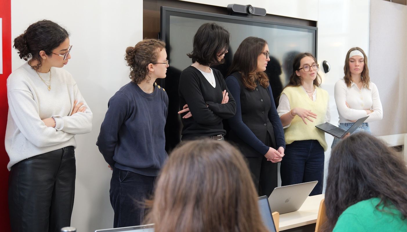 Des étudiantes présentent leur projet de groupe dans le cadre du Certificat Égalité femmes-hommes et politiques publiques, en avril 2025
