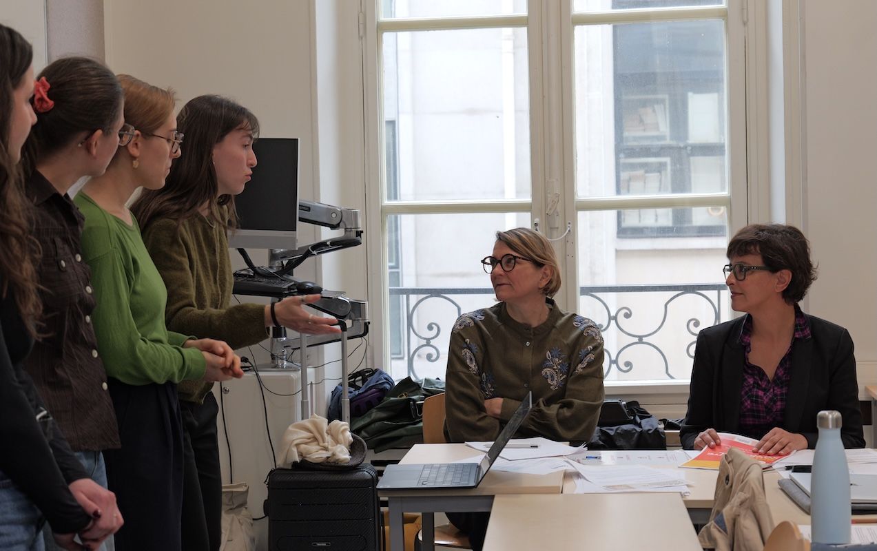 Des étudiantes présentent leur projet de groupe dans le cadre du Certificat Égalité femmes-hommes et politiques publiques, en avril 2025