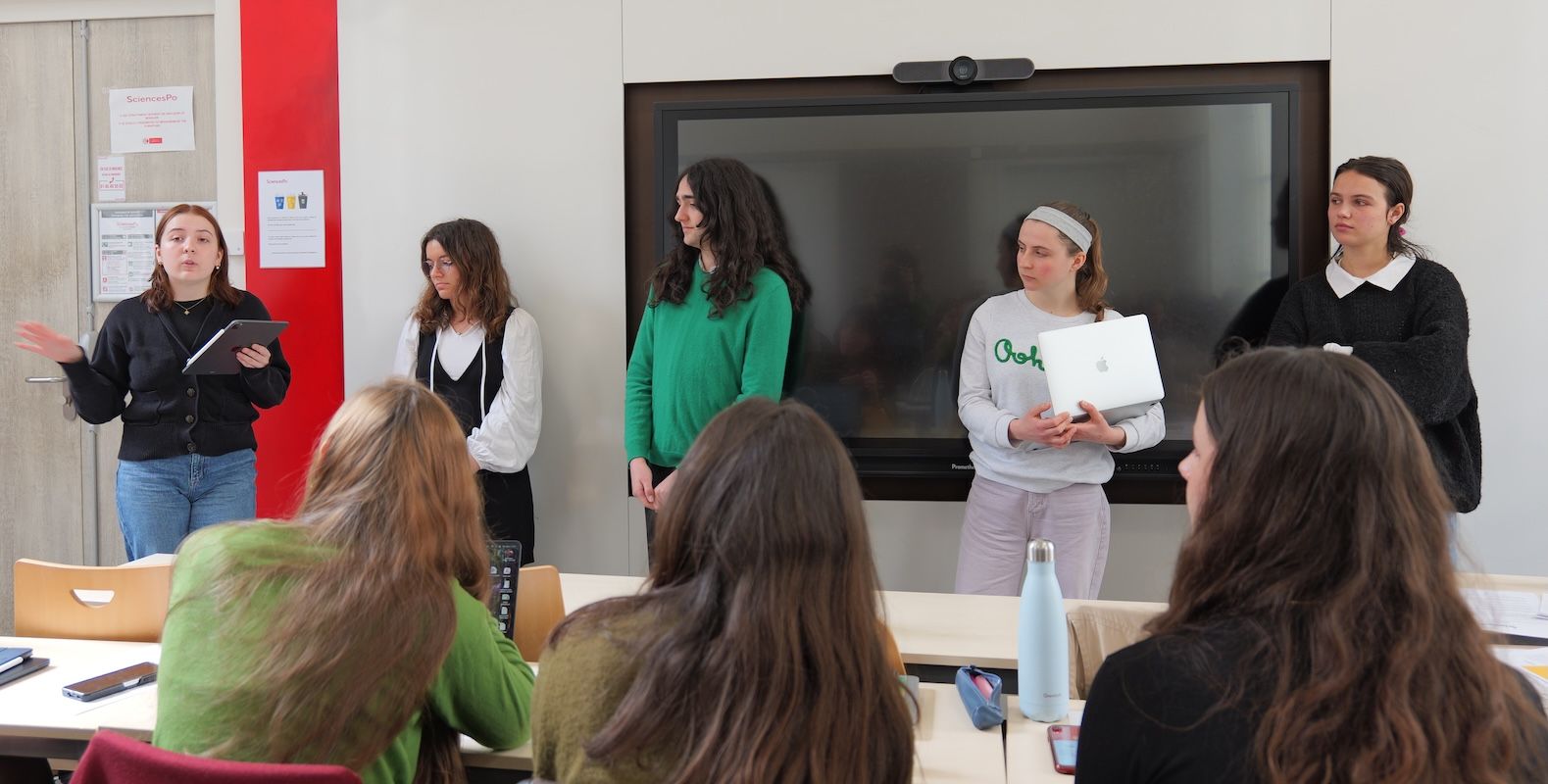 Des étudiantes présentent leur projet de groupe dans le cadre du Certificat Égalité femmes-hommes et politiques publiques, en avril 2025