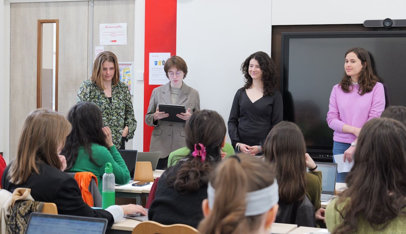 Des étudiantes présentent leur projet de groupe dans le cadre du Certificat Égalité femmes-hommes et politiques publiques, en avril 2025
