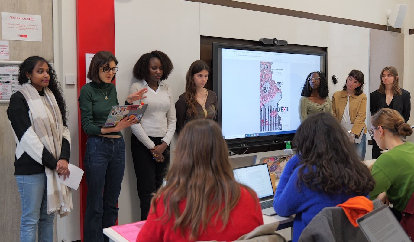 Des étudiantes présentent leur projet de groupe dans le cadre du Certificat Égalité femmes-hommes et politiques publiques, en avril 2025