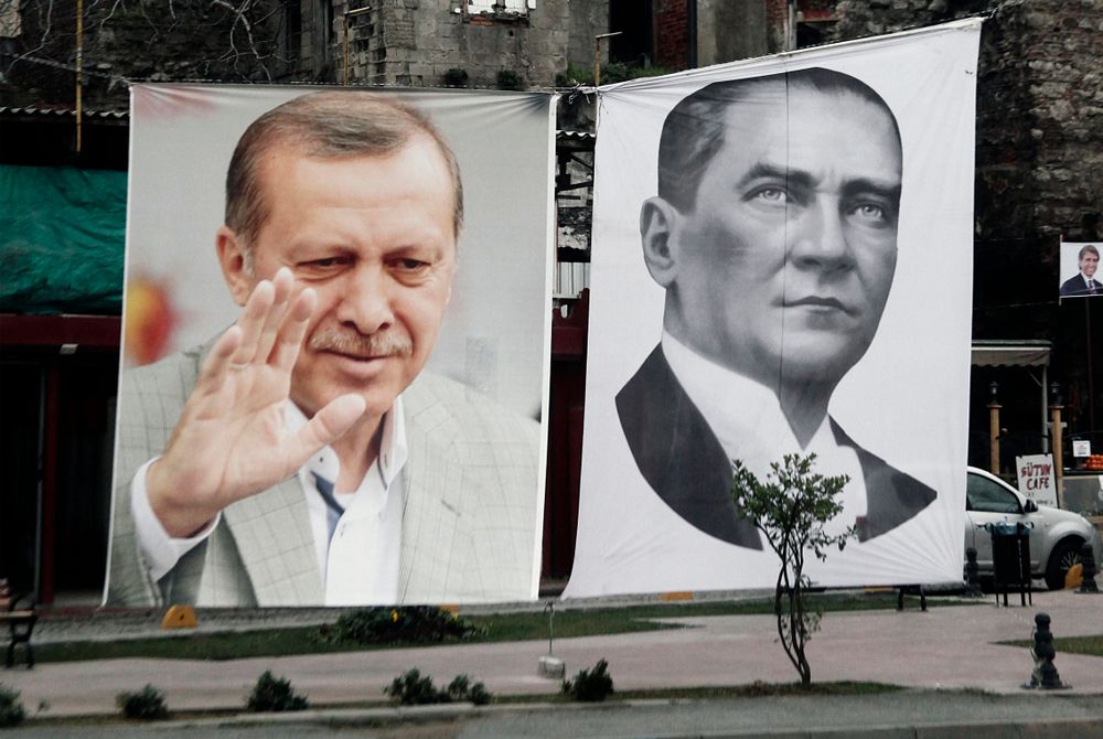 Photographies de Recep Tayyip Erdogan et Mustafa Kemal Ataturk sur un bâtiment d’Istanbul, 2014