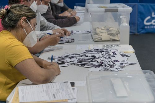 Opération de vérification du comptage des voix lors du référendum sur la modification de la Constitution au Chili (Octobre 2020).