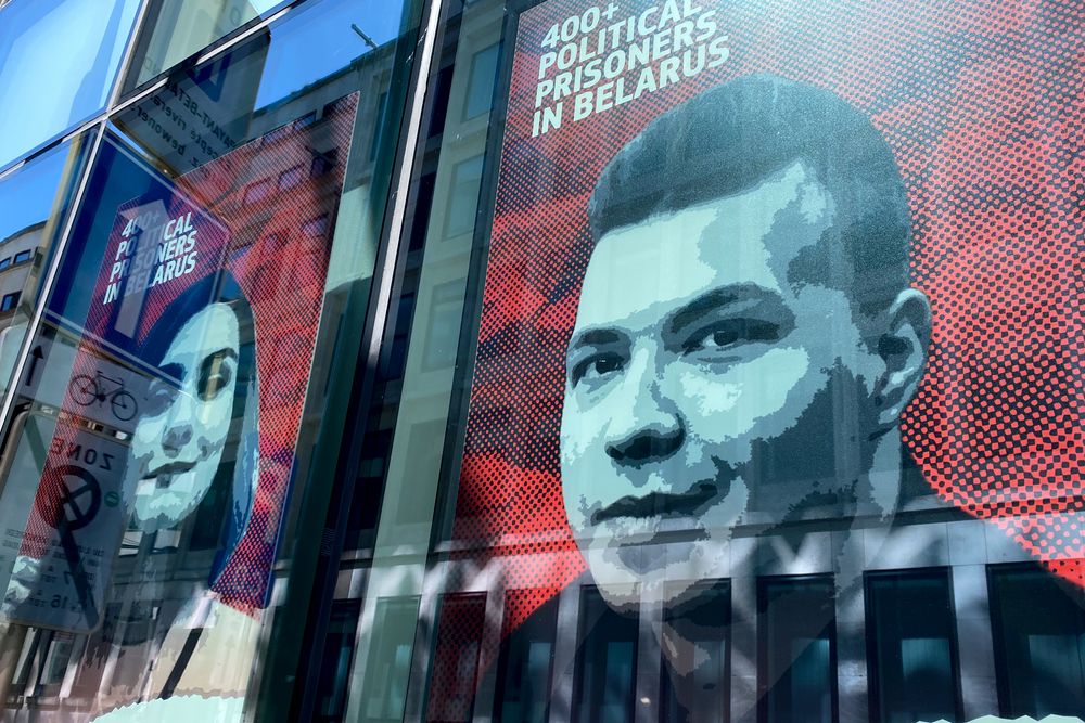 Affiche de l'opposant et journaliste Roman Protasevich devant l'ambassade de Lituanie à Bruxelles, juin 2021