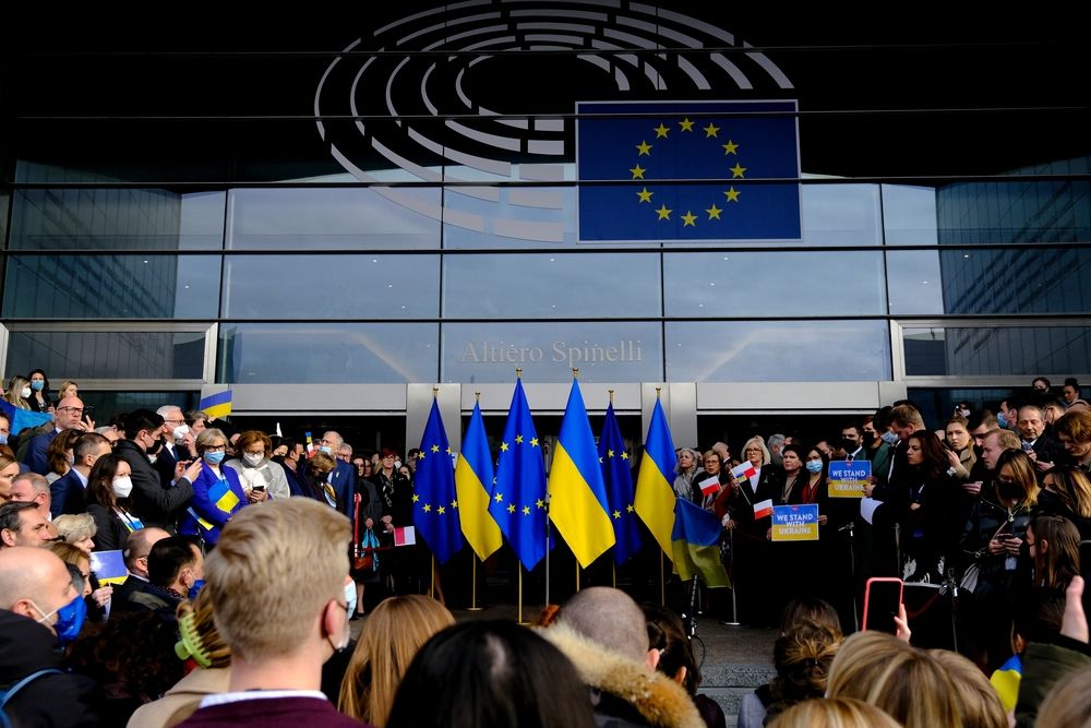 Bruxelles, 1er mars 2022, manifestants protestant contre la guerre en Ukraine devant le parlement européen.