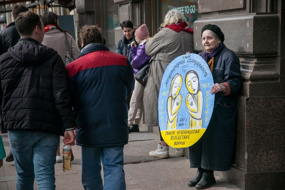 Saint-Pétersbourg, 1er mai 2022, l'artiste de Saint-Pétersbourg Elena Osipova appelle à la fin de la guerre avec l'Ukraine.