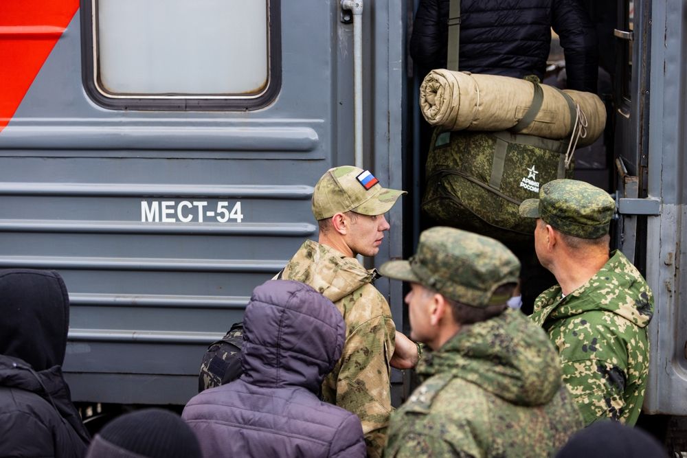 Tomsk, Russie, 11 octobre 2022, hommes enrôlés dans un bureau de recrutement de soldats lors de la mobilisation militaire russe.