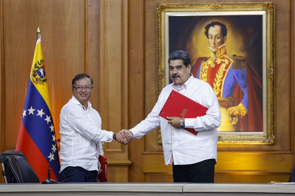Caracas, 1er novembre 2022, Nicolas Maduro et Gustavo Petro signent un accord au Palais de Miraflores.