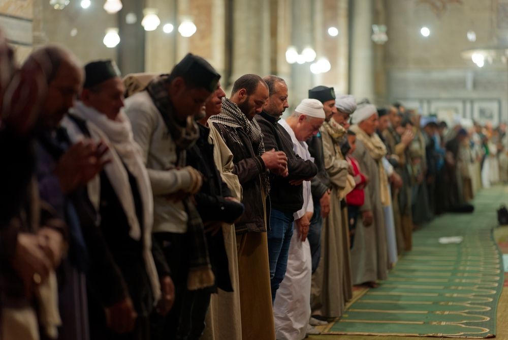 5 janvier 2023 : Des musulmans prient dans la mosquée El Refai, dans le vieux Caire.