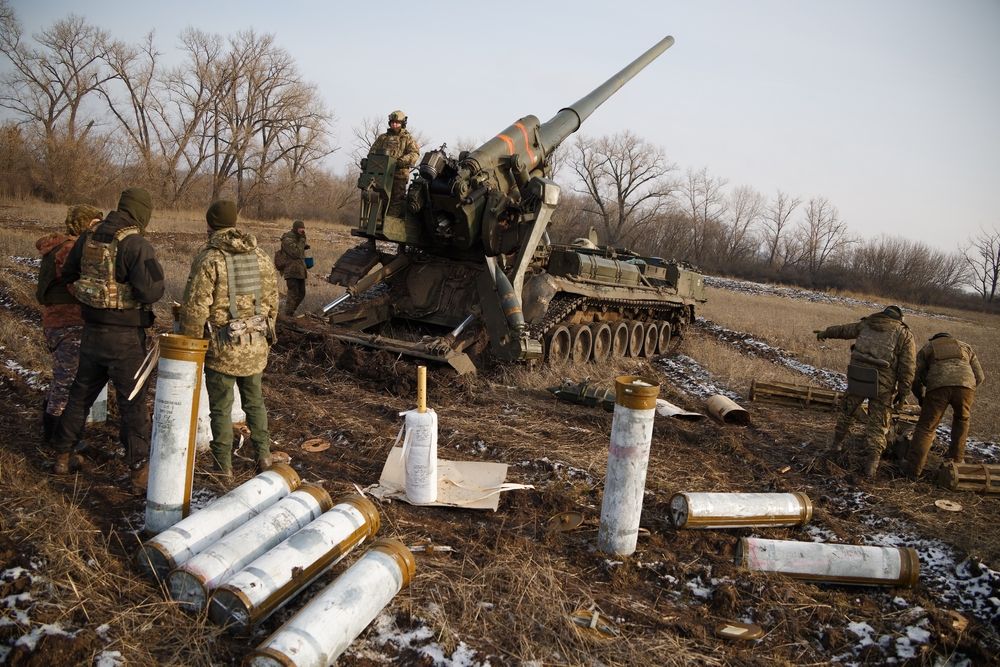 Bakhmout, 17 janvier 2023, des artilleurs ukrainiens tirent sur des cibles ennemies à partir d'un canon d'artillerie automoteur de calibre 2S7 Pion 203mm.