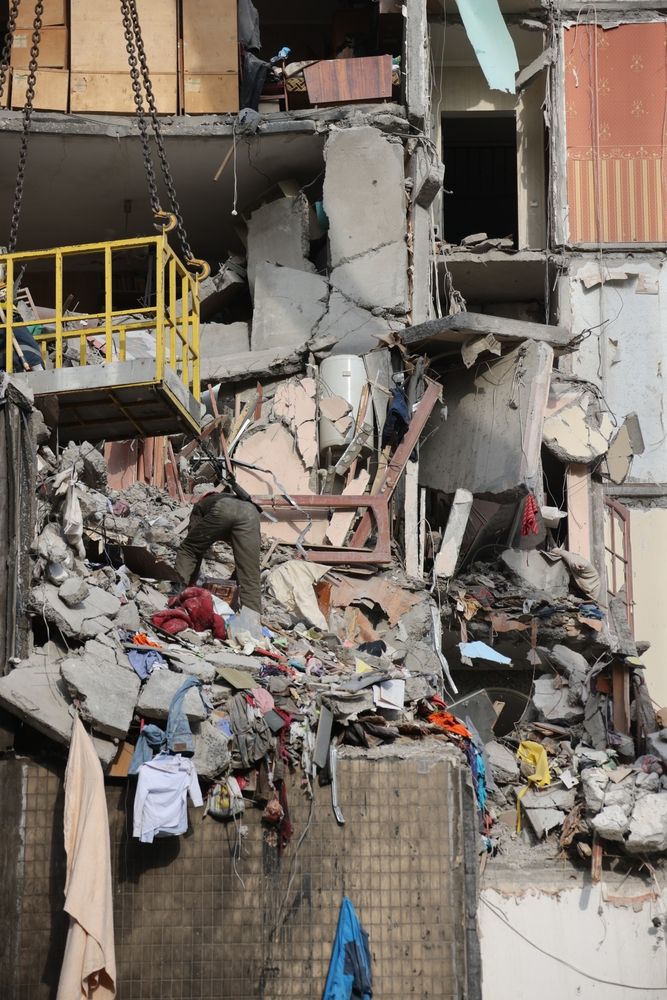 Odessa, 3 mars 2024. À la suite de l'attaque à la roquette à Odessa, un immeuble résidentiel a été endommagé par des tirs de roquettes, où, selon les services, 11 personnes, des enfants, ont été tués.