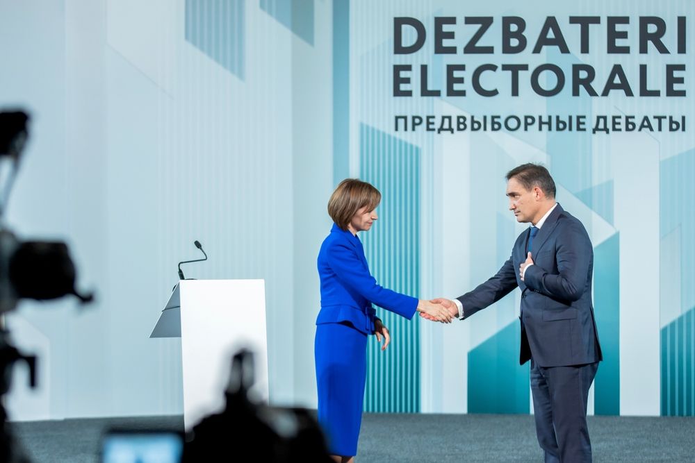 27 octobre 2024,  les candidats à l'élection présidentielle Maia Sandu et Alexandr Stoianoglo se serrent la main avant le second tour de l'élection présidentielle.