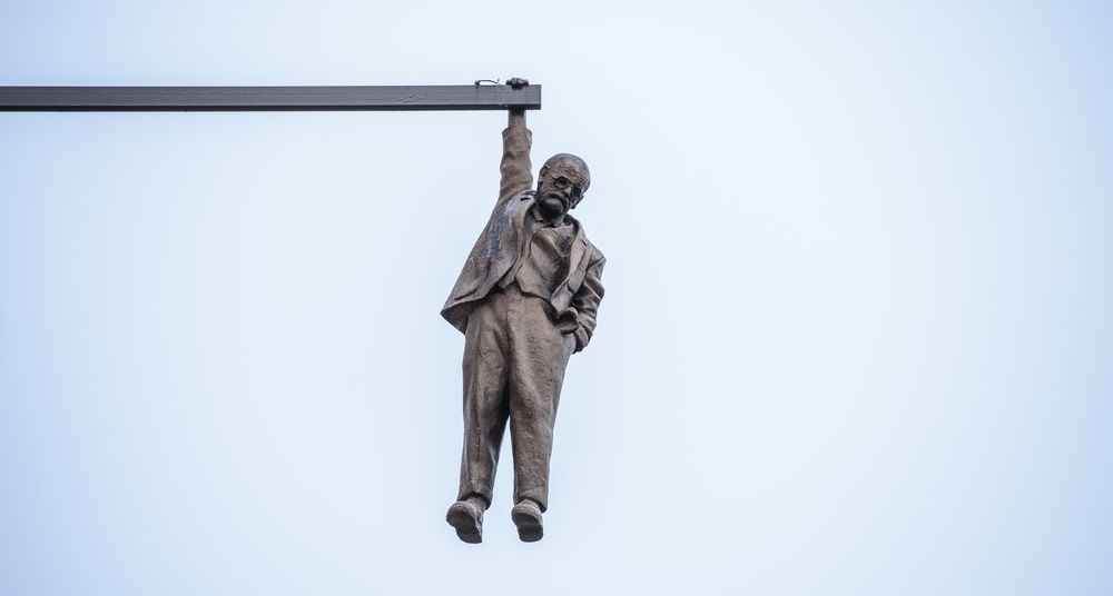 Sculpture de Sigmund Freud suspendu à une poutre à Prague réalis