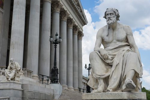 Statue portrait de l'historien grec Thucydides devant le parlement autrichien à Vienne