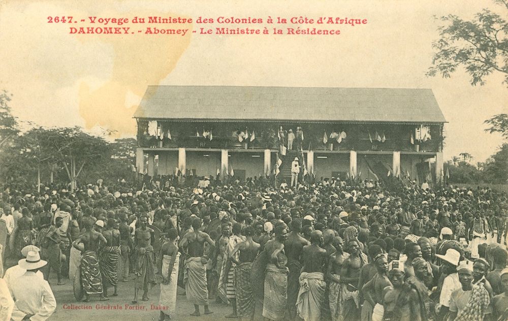 https://edmondfortier.org.br/fr/postal/dahomey-abomey-le-ministre-a-la-residence/, elle-même tirée de ce site : https://edmondfortier.org.br/fr/