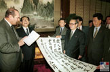 Le président chinois Jiang Zemin offre une calligraphie au président Chirac