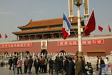 Vue sur la Cité Interdite (Pékin). 26/10/2006 : Drapeaux français et chinois