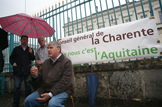 Photo représentant le président du Conseil général de Charente faisant un sitting devant les grilles de la préfecture de Charente