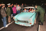 Une Trabant au poste de la frontière avec l'Ouest