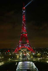 La Tour Eiffel de nuit, illuminée en rouge