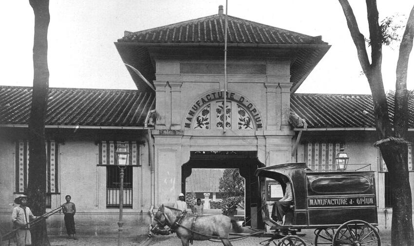"Manufacture de l'Opium à Saigon" (1904). Manhhai / Flickr