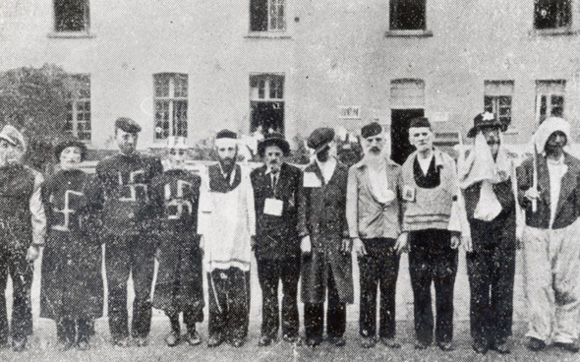 Scène d’humiliation de rabbins et de Juifs religieux, dans la cour de la caserne Dossin, peu avant leur déportation par le VIIIe convoi du 8 septembre 1942