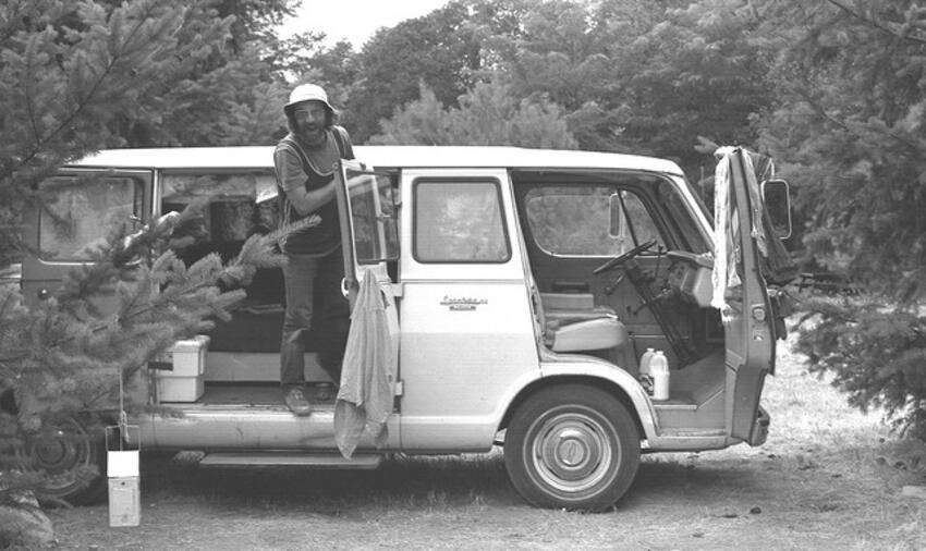Photo John Atherton "Hippie Ken and his live-in van..." (CC BY-SA)