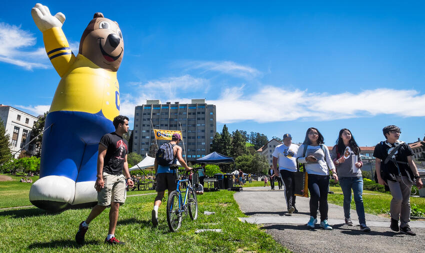 Univ. of California Berkeley. Mascot Oski greets newly admitted students 