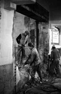 Ouvriers maghrébins manipulant un marteau piqueur sur un chantier de terrassement à Lyon, mai 1967