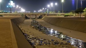 Pollution d'un canal ouagalais. Par This photo was taken by Roman Bonnefo, CC BY-SA 4. via Wikimedia Commons