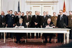 Carter &amp; Brezhnev sign SALT II. Credits: Bill Fitz-Patrick. Domaine public 