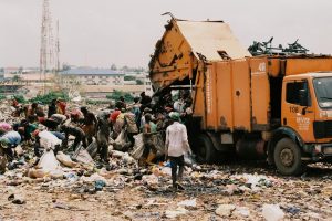 Chiffonniers au travail à Olushosun (Lagos) la plus grande décharge d'Afrique. Crédits : Côme Salvaire