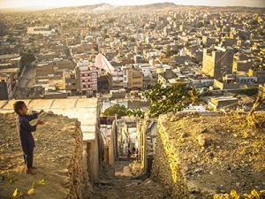 Orangi, le plus grand quartier informel de Karachi, vu des collines de Nazimabad (2011) - Crédits : Laurent Gayer