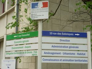 Panneau indicateur d'un service public, administration française Par Jean-Louis Venet (Travail personnel) [CC BY-SA 4.0 (http://creativecommons.org/licenses/by-sa/4.0)], via Wikimedia Commons