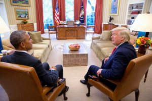 Then-President Obama meets with President-elect Donald Trump in the Oval Office, November 10, 2016. Crédit: Pete Souza / White House Domaine public
