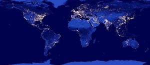 Image de la Terre la nuit, assemblée grâce aux données collectées par le satellite Suomi NPP/NASA au cours de l'année 2012. CC0 Creative Commons