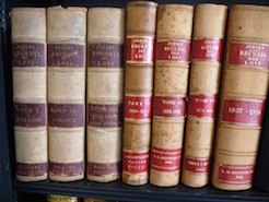 vieux ouvrages dans une bibliothèque