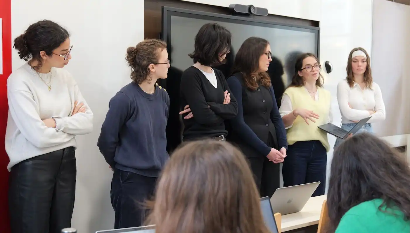 Des étudiantes présentent leur projet de groupe dans le cadre du Certificat Égalité femmes-hommes et politiques publiques, en avril 2025