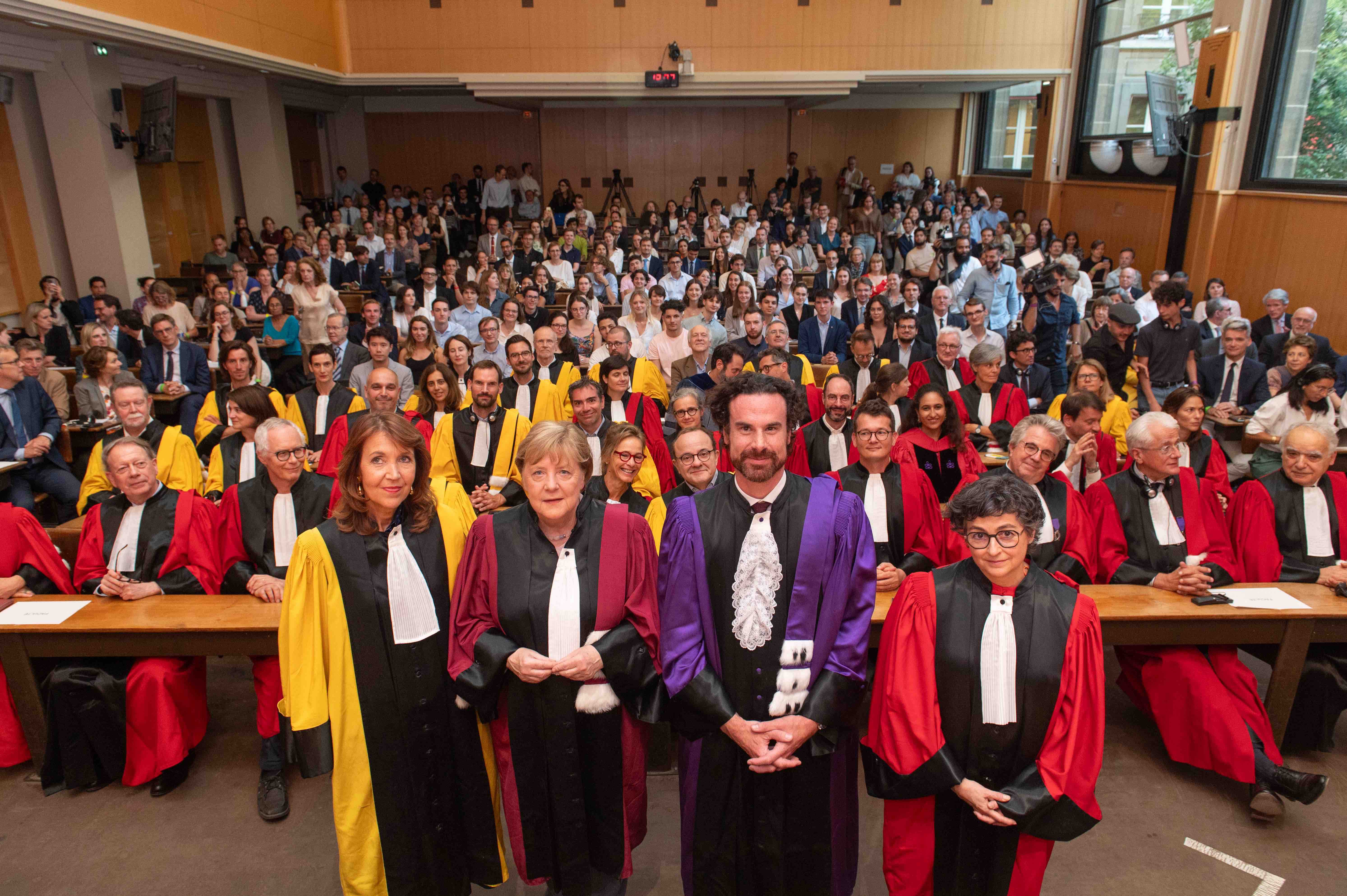 Angela-merkel-doctorat-honoris-causa-public-emile-boutmy-2023-sciencespo.jpg