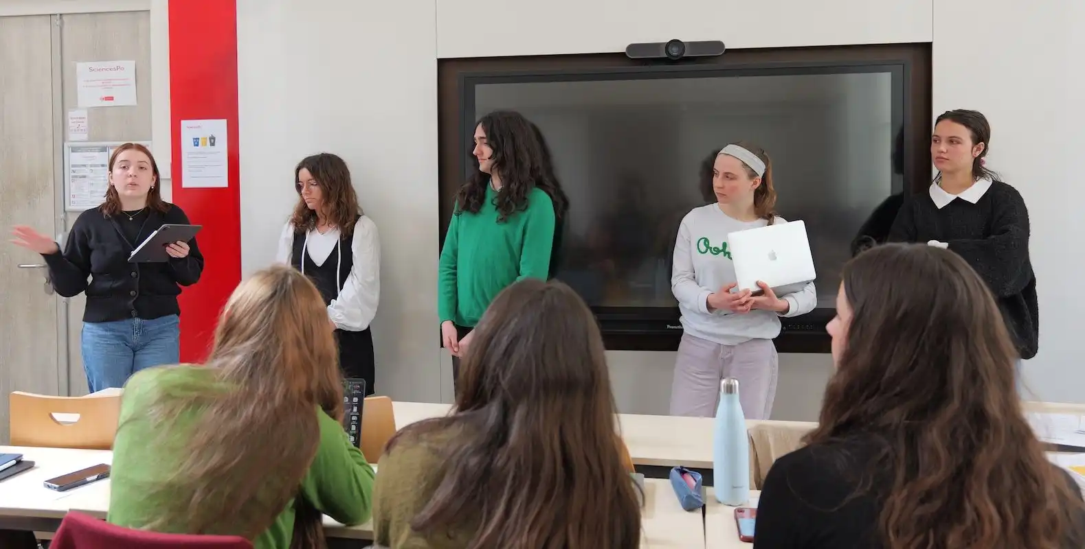 Des étudiantes présentent leur projet de groupe dans le cadre du Certificat Égalité femmes-hommes et politiques publiques, en avril 2025